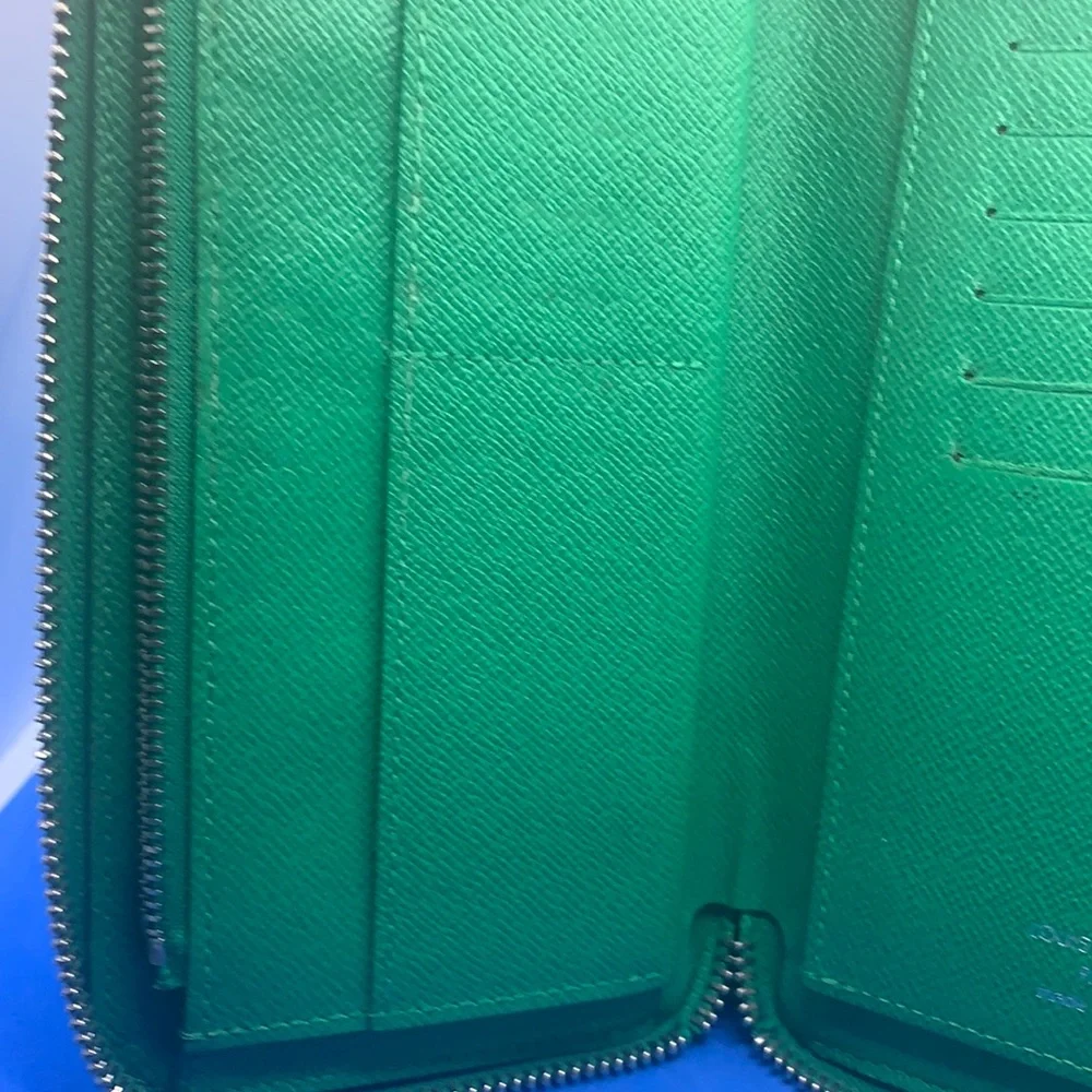 - 💚‎ 🔥 LOUIS VUITTON Green & gold Leather Zippy Wallet 📌 broken zipper